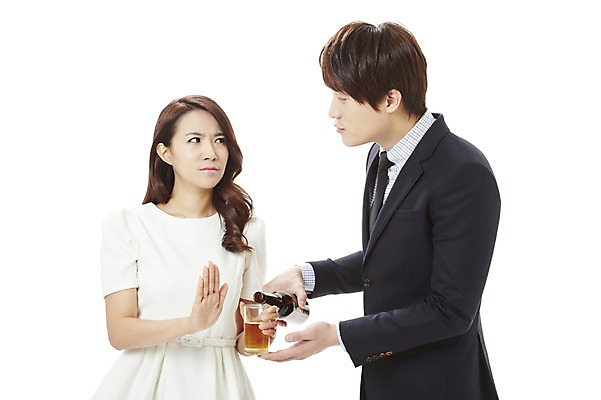 포토 JPG 스튜디오촬영 여자 남자 캠페인 비즈니스 술병 잔 맥주 주류 실내 서기 누끼 사람 동양인 손짓 상반신 20대 성인 두명 컵 비즈니스라이프 한국인 직장인 비즈니스맨 비즈니스우먼 공익캠페인 찡그림 분위기 병 거절 사회이슈 음주 맥주병 음주문화 권유 강요 청년만 성인만 국내포토 직업 라이프스타일 식기 음료 컨셉 모션 병_용기 표정 인종 청년 내부 파일형식