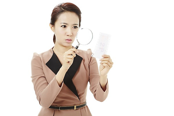 포토 JPG 스튜디오촬영 여자 캠페인 비즈니스 돋보기 실내 한명 서기 누끼 사람 동양인 상반신 20대 성인 금융 경제 쇼핑 한국인 직장인 비즈니스우먼 절약 공익캠페인 사회이슈 충동구매 과소비 여자만 여자한명만 성인여자만 청년만 청년여자만 성인한명만 청년여자한명만 성인여자한명만 성인만 국내포토 직업 1 컨셉 모션 인종 청년 내부 소비 파일형식