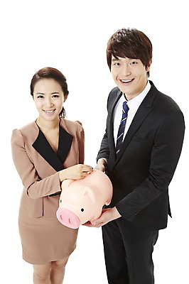 포토 JPG 스튜디오촬영 여자 남자 캠페인 비즈니스 실내 서기 미소 웃음 누끼 사람 동양인 20대 성인 두명 금융 경제 저축 한국인 돼지저금통 저금통 직장인 비즈니스맨 비즈니스우먼 절약 공익캠페인 사회이슈 청년만 성인만 국내포토 직업 컨셉 모션 표정 인종 청년 내부 파일형식