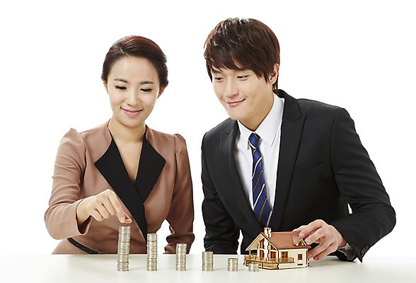 포토 JPG 스튜디오촬영 여자 남자 캠페인 돈 비즈니스 주택 실내 미소 웃음 누끼 사람 앉기 동양인 상반신 20대 성인 두명 금융 경제 모형 동전 미니어처 저축 한국인 직장인 비즈니스맨 비즈니스우먼 절약 공익캠페인 사회이슈 내집마련 청년만 성인만 국내포토 직업 컨셉 모션 부동산 표정 인종 청년 내부 건물 재산 파일형식