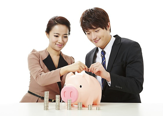 포토 JPG 스튜디오촬영 여자 남자 캠페인 돈 비즈니스 실내 미소 웃음 누끼 사람 앉기 동양인 상반신 20대 성인 두명 금융 경제 동전 저축 한국인 돼지저금통 저금통 직장인 비즈니스맨 비즈니스우먼 절약 공익캠페인 사회이슈 청년만 성인만 국내포토 직업 컨셉 모션 표정 인종 청년 내부 재산 파일형식