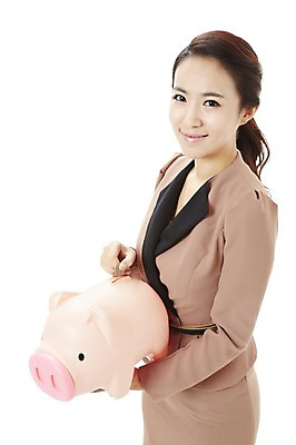 포토 JPG 스튜디오촬영 여자 캠페인 비즈니스 실내 한명 서기 미소 웃음 누끼 사람 동양인 20대 성인 금융 경제 저축 한국인 돼지저금통 저금통 직장인 비즈니스우먼 절약 공익캠페인 사회이슈 여자만 여자한명만 성인여자만 청년만 청년여자만 성인한명만 청년여자한명만 성인여자한명만 성인만 국내포토 직업 1 컨셉 모션 표정 인종 청년 내부 파일형식