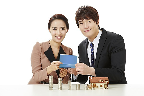 포토 JPG 스튜디오촬영 여자 남자 캠페인 돈 비즈니스 주택 실내 미소 웃음 누끼 사람 앉기 동양인 상반신 20대 성인 두명 금융 경제 모형 동전 미니어처 저축 한국인 직장인 비즈니스맨 비즈니스우먼 절약 공익캠페인 사회이슈 통장 내집마련 청년만 성인만 국내포토 직업 컨셉 모션 부동산 표정 인종 청년 내부 건물 재산 파일형식