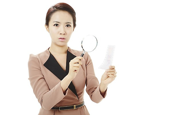 포토 JPG 스튜디오촬영 여자 캠페인 비즈니스 돋보기 실내 한명 서기 누끼 사람 동양인 상반신 20대 성인 금융 경제 쇼핑 한국인 직장인 비즈니스우먼 절약 공익캠페인 사회이슈 충동구매 과소비 여자만 여자한명만 성인여자만 청년만 청년여자만 성인한명만 청년여자한명만 성인여자한명만 성인만 국내포토 직업 1 컨셉 모션 인종 청년 내부 소비 파일형식