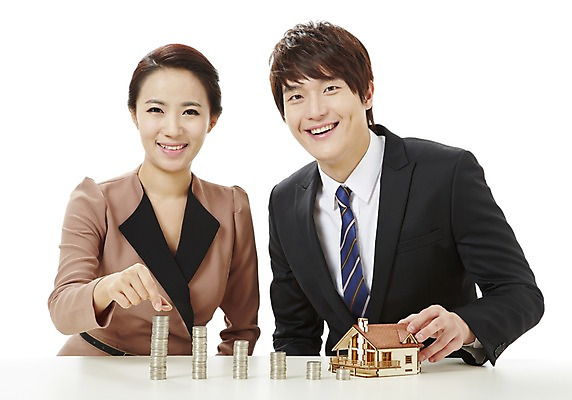 포토 JPG 스튜디오촬영 여자 남자 캠페인 돈 비즈니스 주택 실내 미소 웃음 누끼 사람 앉기 동양인 상반신 20대 성인 두명 금융 경제 모형 동전 미니어처 저축 한국인 직장인 비즈니스맨 비즈니스우먼 절약 공익캠페인 사회이슈 내집마련 청년만 성인만 국내포토 직업 컨셉 모션 부동산 표정 인종 청년 내부 건물 재산 파일형식