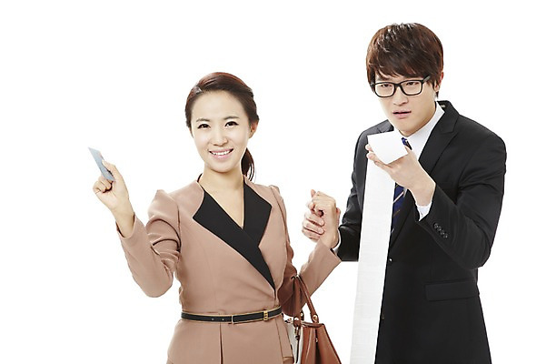 포토 JPG 스튜디오촬영 여자 남자 캠페인 가방 비즈니스 실내 서기 미소 웃음 누끼 사람 동양인 상반신 20대 성인 두명 금융 경제 쇼핑 한국인 직장인 비즈니스맨 비즈니스우먼 절약 공익캠페인 신용카드 계산 사회이슈 결제 영수증 충동구매 과소비 청년만 성인만 국내포토 직업 잡화 컨셉 모션 표정 인종 청년 내부 소비 파일형식