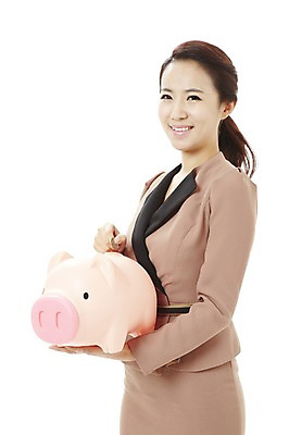포토 JPG 스튜디오촬영 여자 캠페인 비즈니스 실내 한명 서기 미소 웃음 누끼 사람 동양인 20대 성인 금융 경제 저축 한국인 돼지저금통 저금통 직장인 비즈니스우먼 절약 공익캠페인 사회이슈 여자만 여자한명만 성인여자만 청년만 청년여자만 성인한명만 청년여자한명만 성인여자한명만 성인만 국내포토 직업 1 컨셉 모션 표정 인종 청년 내부 파일형식