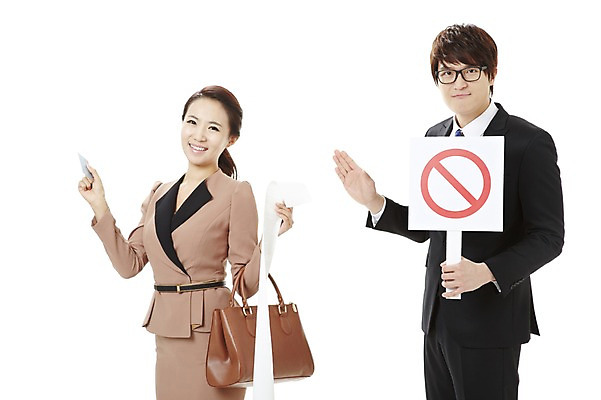 포토 JPG 스튜디오촬영 여자 남자 캠페인 가방 비즈니스 실내 서기 미소 웃음 누끼 사람 동양인 손짓 20대 성인 두명 금융 경제 쇼핑 팻말 한국인 금지 직장인 비즈니스맨 비즈니스우먼 절약 공익캠페인 신용카드 계산 사회이슈 결제 영수증 충동구매 과소비 청년만 성인만 국내포토 직업 잡화 컨셉 모션 프레임 표정 인종 청년 내부 소비 파일형식