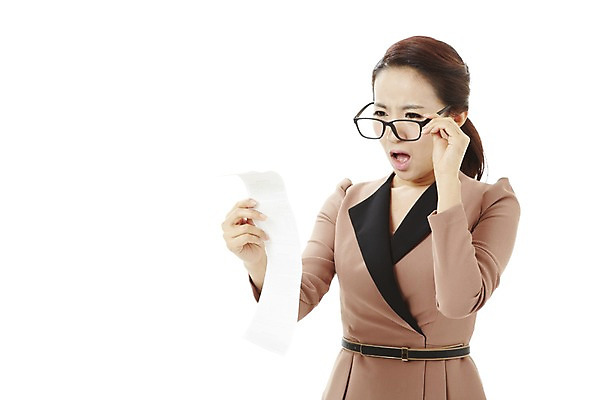 포토 JPG 스튜디오촬영 여자 캠페인 비즈니스 돋보기 실내 한명 서기 누끼 사람 동양인 상반신 20대 성인 금융 경제 쇼핑 놀람 한국인 직장인 비즈니스우먼 절약 공익캠페인 사회이슈 충동구매 과소비 여자만 여자한명만 성인여자만 청년만 청년여자만 성인한명만 청년여자한명만 성인여자한명만 성인만 국내포토 직업 1 감정 컨셉 모션 표정 인종 청년 내부 소비 파일형식