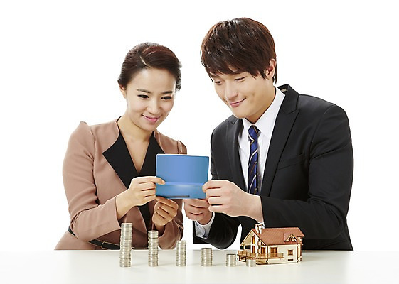 포토 JPG 스튜디오촬영 여자 남자 캠페인 돈 비즈니스 주택 실내 미소 웃음 누끼 사람 앉기 동양인 상반신 20대 성인 두명 금융 경제 모형 동전 미니어처 저축 한국인 직장인 비즈니스맨 비즈니스우먼 절약 공익캠페인 사회이슈 통장 내집마련 청년만 성인만 국내포토 직업 컨셉 모션 부동산 표정 인종 청년 내부 건물 재산 파일형식