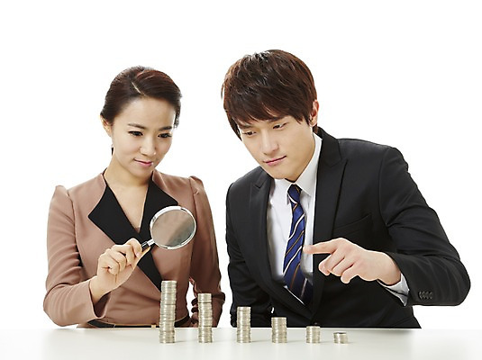 포토 JPG 스튜디오촬영 여자 남자 캠페인 돈 비즈니스 돋보기 실내 미소 웃음 누끼 사람 앉기 동양인 손짓 상반신 20대 성인 두명 금융 경제 동전 저축 한국인 검지손가락 가리킴 직장인 비즈니스맨 비즈니스우먼 절약 공익캠페인 사회이슈 청년만 성인만 국내포토 직업 컨셉 손가락 모션 표정 인종 청년 내부 재산 파일형식