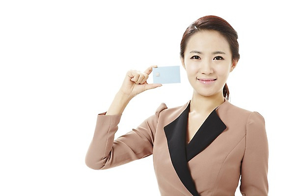 포토 JPG 스튜디오촬영 여자 캠페인 비즈니스 실내 한명 서기 미소 웃음 누끼 사람 동양인 상반신 20대 성인 금융 경제 쇼핑 한국인 직장인 비즈니스우먼 절약 공익캠페인 신용카드 계산 사회이슈 결제 충동구매 과소비 여자만 여자한명만 성인여자만 청년만 청년여자만 성인한명만 청년여자한명만 성인여자한명만 성인만 국내포토 직업 1 컨셉 모션 표정 인종 청년 내부 소비 파일형식