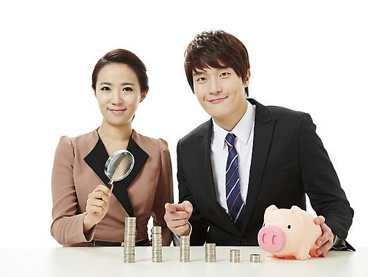 포토 JPG 스튜디오촬영 여자 남자 캠페인 돈 비즈니스 돋보기 실내 미소 웃음 누끼 사람 앉기 동양인 상반신 20대 성인 두명 금융 경제 동전 저축 한국인 돼지저금통 저금통 직장인 비즈니스맨 비즈니스우먼 절약 공익캠페인 사회이슈 청년만 성인만 국내포토 직업 컨셉 모션 표정 인종 청년 내부 재산 파일형식