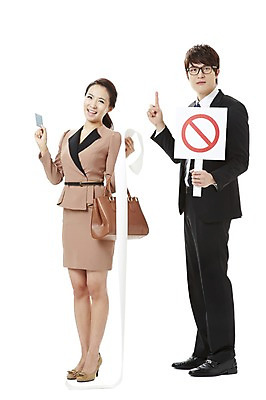포토 JPG 스튜디오촬영 여자 남자 캠페인 가방 비즈니스 실내 서기 미소 웃음 누끼 사람 동양인 손짓 20대 성인 두명 금융 경제 쇼핑 팻말 한국인 금지 검지손가락 직장인 비즈니스맨 비즈니스우먼 절약 공익캠페인 신용카드 계산 사회이슈 결제 영수증 충동구매 과소비 청년만 성인만 국내포토 직업 잡화 컨셉 손가락 모션 프레임 표정 인종 청년 내부 소비 파일형식