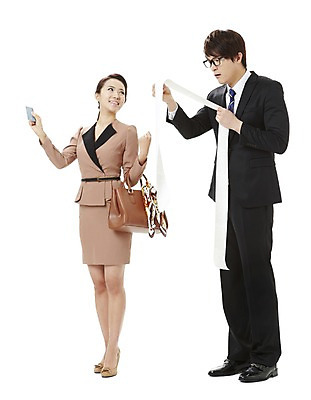 포토 JPG 스튜디오촬영 전신 여자 남자 캠페인 가방 비즈니스 실내 서기 미소 웃음 누끼 사람 동양인 20대 성인 두명 금융 경제 쇼핑 한국인 직장인 비즈니스맨 비즈니스우먼 절약 공익캠페인 신용카드 계산 사회이슈 결제 영수증 충동구매 과소비 청년만 성인만 국내포토 직업 잡화 컨셉 모션 표정 인종 청년 내부 소비 파일형식