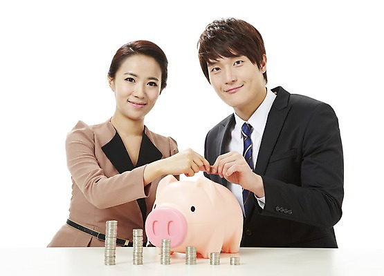 포토 JPG 스튜디오촬영 여자 남자 캠페인 돈 비즈니스 실내 미소 웃음 누끼 사람 앉기 동양인 상반신 20대 성인 두명 금융 경제 동전 저축 한국인 돼지저금통 저금통 직장인 비즈니스맨 비즈니스우먼 절약 공익캠페인 사회이슈 청년만 성인만 국내포토 직업 컨셉 모션 표정 인종 청년 내부 재산 파일형식