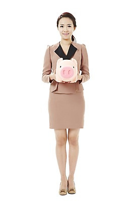 포토 JPG 스튜디오촬영 전신 여자 캠페인 비즈니스 실내 한명 서기 미소 웃음 누끼 사람 동양인 20대 성인 금융 경제 저축 한국인 돼지저금통 저금통 직장인 비즈니스우먼 절약 공익캠페인 사회이슈 여자만 여자한명만 성인여자만 청년만 청년여자만 성인한명만 청년여자한명만 성인여자한명만 성인만 국내포토 직업 1 컨셉 모션 표정 인종 청년 내부 파일형식