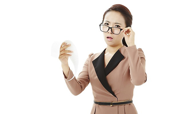 포토 JPG 스튜디오촬영 여자 캠페인 비즈니스 돋보기 실내 한명 서기 누끼 사람 동양인 상반신 20대 성인 금융 경제 쇼핑 놀람 한국인 직장인 비즈니스우먼 절약 공익캠페인 사회이슈 충동구매 과소비 여자만 여자한명만 성인여자만 청년만 청년여자만 성인한명만 청년여자한명만 성인여자한명만 성인만 국내포토 직업 1 감정 컨셉 모션 표정 인종 청년 내부 소비 파일형식