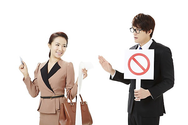 포토 JPG 스튜디오촬영 여자 남자 캠페인 가방 비즈니스 실내 서기 미소 웃음 누끼 사람 동양인 손짓 20대 성인 두명 금융 경제 쇼핑 팻말 한국인 금지 직장인 비즈니스맨 비즈니스우먼 절약 공익캠페인 신용카드 계산 사회이슈 결제 영수증 충동구매 과소비 청년만 성인만 국내포토 직업 잡화 컨셉 모션 프레임 표정 인종 청년 내부 소비 파일형식