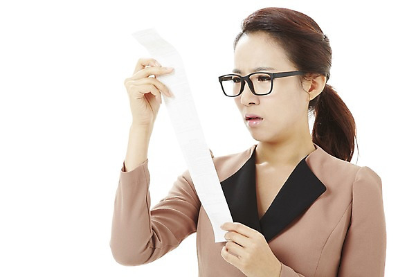 포토 JPG 스튜디오촬영 여자 캠페인 비즈니스 실내 한명 서기 누끼 사람 동양인 상반신 20대 성인 금융 경제 쇼핑 한국인 직장인 비즈니스우먼 절약 공익캠페인 사회이슈 영수증 충동구매 과소비 여자만 여자한명만 성인여자만 청년만 청년여자만 성인한명만 청년여자한명만 성인여자한명만 성인만 국내포토 직업 1 컨셉 모션 인종 청년 내부 소비 파일형식