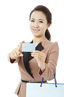 포토 JPG 스튜디오촬영 여자 캠페인 비즈니스 실내 한명 서기 미소 웃음 누끼 사람 동양인 상반신 20대 성인 금융 경제 쇼핑 종이봉투 쇼핑백 한국인 직장인 비즈니스우먼 절약 공익캠페인 신용카드 계산 사회이슈 결제 충동구매 과소비 여자만 여자한명만 성인여자만 청년만 청년여자만 성인한명만 청년여자한명만 성인여자한명만 성인만 국내포토 직업 1 컨셉 가방 모션 봉투 표정 인종 청년 내부 소비 파일형식