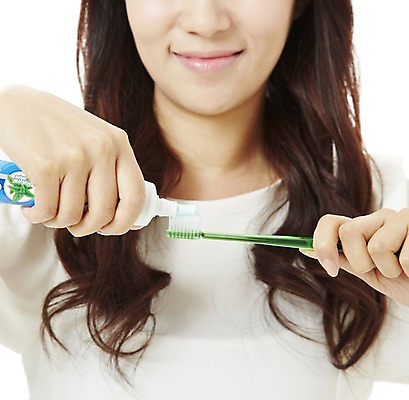 포토 JPG 스튜디오촬영 여자 캠페인 실내 한명 서기 미소 웃음 누끼 사람 동양인 상반신 20대 성인 청결 한국인 양치 공익캠페인 칫솔 치약 여자만 여자한명만 성인여자만 청년만 청년여자만 성인한명만 청년여자한명만 성인여자한명만 성인만 국내포토 1 모션 표정 인종 청년 내부 위생용품 위생 파일형식