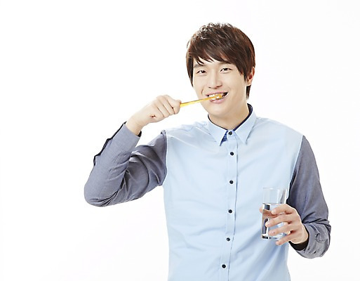 포토 JPG 스튜디오촬영 남자 캠페인 실내 한명 서기 미소 웃음 누끼 사람 동양인 상반신 20대 성인 컵 청결 한국인 양치 공익캠페인 칫솔 양치컵 남자만 남자한명만 성인남자만 청년만 청년남자만 청년남자한명만 성인한명만 성인남자한명만 성인만 국내포토 1 식기 모션 표정 인종 청년 내부 위생용품 위생 파일형식