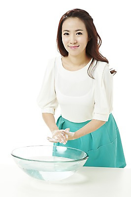 포토 JPG 스튜디오촬영 여자 캠페인 실내 한명 서기 미소 웃음 누끼 사람 동양인 20대 성인 청결 거품 한국인 욕실 공익캠페인 씻기 세면대 화장실 손씻기 비누거품 여자만 여자한명만 성인여자만 청년만 청년여자만 성인한명만 청년여자한명만 성인여자한명만 성인만 코로나바이러스 국내포토 1 모션 표정 인종 청년 내부 바이러스 위생 파일형식