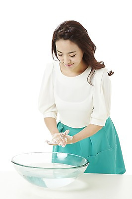 포토 JPG 스튜디오촬영 여자 캠페인 실내 한명 서기 미소 웃음 누끼 사람 동양인 20대 성인 청결 거품 한국인 욕실 공익캠페인 씻기 세면대 화장실 손씻기 비누거품 여자만 여자한명만 성인여자만 청년만 청년여자만 성인한명만 청년여자한명만 성인여자한명만 성인만 코로나바이러스 국내포토 1 모션 표정 인종 청년 내부 바이러스 위생 파일형식