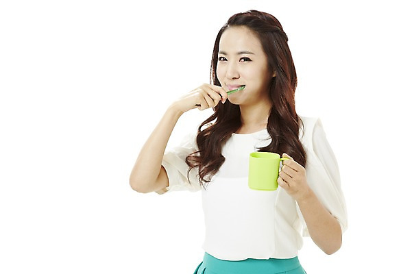 포토 JPG 스튜디오촬영 여자 캠페인 실내 한명 서기 미소 웃음 누끼 사람 동양인 상반신 20대 성인 컵 청결 한국인 양치 공익캠페인 칫솔 양치컵 여자만 여자한명만 성인여자만 청년만 청년여자만 성인한명만 청년여자한명만 성인여자한명만 성인만 국내포토 1 식기 모션 표정 인종 청년 내부 위생용품 위생 파일형식