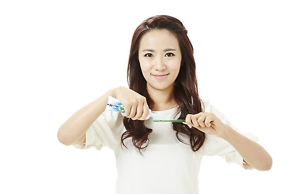 포토 JPG 스튜디오촬영 여자 캠페인 실내 한명 서기 미소 웃음 누끼 사람 동양인 상반신 20대 성인 청결 한국인 양치 공익캠페인 칫솔 치약 여자만 여자한명만 성인여자만 청년만 청년여자만 성인한명만 청년여자한명만 성인여자한명만 성인만 국내포토 1 모션 표정 인종 청년 내부 위생용품 위생 파일형식