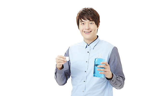 포토 JPG 스튜디오촬영 남자 캠페인 실내 한명 서기 미소 웃음 누끼 사람 동양인 상반신 20대 성인 청결 한국인 양치 공익캠페인 가글 구강청결제 남자만 남자한명만 성인남자만 청년만 청년남자만 청년남자한명만 성인한명만 성인남자한명만 성인만 국내포토 1 모션 표정 인종 청년 내부 위생 파일형식