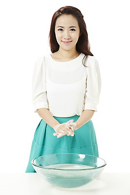 포토 JPG 스튜디오촬영 여자 캠페인 실내 한명 서기 미소 웃음 누끼 사람 동양인 20대 성인 청결 거품 한국인 욕실 공익캠페인 씻기 세면대 화장실 손씻기 비누거품 여자만 여자한명만 성인여자만 청년만 청년여자만 성인한명만 청년여자한명만 성인여자한명만 성인만 코로나바이러스 국내포토 1 모션 표정 인종 청년 내부 바이러스 위생 파일형식