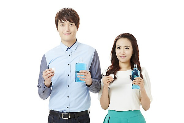 포토 JPG 스튜디오촬영 여자 남자 캠페인 실내 서기 미소 웃음 누끼 사람 동양인 상반신 20대 성인 두명 청결 한국인 양치 공익캠페인 가글 구강청결제 청년만 성인만 국내포토 모션 표정 인종 청년 내부 위생 파일형식