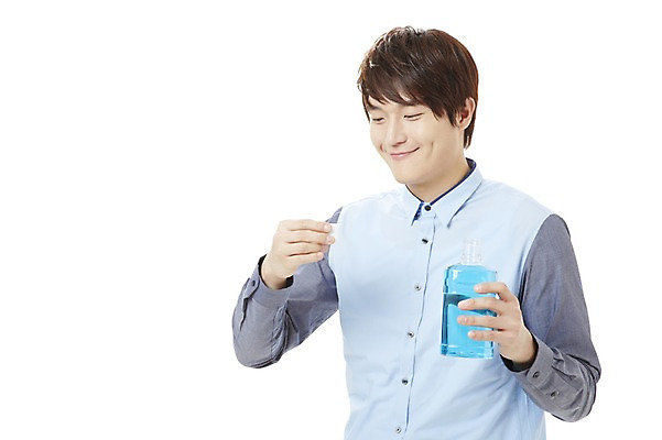 포토 JPG 스튜디오촬영 남자 캠페인 실내 한명 서기 미소 웃음 누끼 사람 동양인 상반신 20대 성인 청결 한국인 양치 공익캠페인 가글 구강청결제 남자만 남자한명만 성인남자만 청년만 청년남자만 청년남자한명만 성인한명만 성인남자한명만 성인만 국내포토 1 모션 표정 인종 청년 내부 위생 파일형식