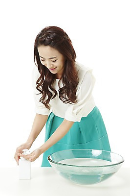 포토 JPG 스튜디오촬영 여자 캠페인 실내 한명 서기 미소 웃음 누끼 사람 동양인 20대 성인 청결 한국인 욕실 공익캠페인 씻기 세면대 화장실 손씻기 여자만 여자한명만 성인여자만 청년만 청년여자만 성인한명만 청년여자한명만 성인여자한명만 성인만 코로나바이러스 국내포토 1 모션 표정 인종 청년 내부 바이러스 위생 파일형식