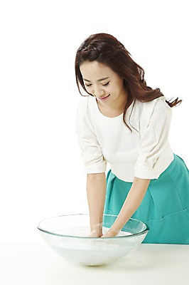 포토 JPG 스튜디오촬영 여자 캠페인 실내 한명 서기 미소 웃음 누끼 사람 동양인 20대 성인 청결 한국인 욕실 공익캠페인 씻기 세면대 화장실 손씻기 여자만 여자한명만 성인여자만 청년만 청년여자만 성인한명만 청년여자한명만 성인여자한명만 성인만 코로나바이러스 국내포토 1 모션 표정 인종 청년 내부 바이러스 위생 파일형식