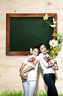 PSD 외국인 식물 동물 편집 편집이미지 여자 꽃 반려견 두마리 안기 포토일러 프레임 사랑 서기 미소 웃음 사람 동양인 20대 성인 두명 친구 반려동물 칠판 풀 개 강아지 시츄 보호 동물보호 주인 반려 여자만 성인여자만 청년만 청년여자만 성인만 이미지편집 감정 컨셉 2 포유류 관계 모션 표정 인종 청년 사회이슈 파일형식