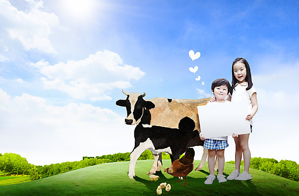 전신 PSD 동물 구름 편집 편집이미지 여자 남자 어린이 운동화 반바지 포유류 가족 조류 하늘 광고판 알림판 병아리 남매 사랑 서기 들기 사람 동양인 소녀 소년 잔디 초원 두명 앞모습 한국인 반팔티셔츠 닭 보호 알림 젖소 언덕 동물보호 어린이만 이미지편집 자연요소 식물 감정 뷰포인트 신발 컨셉 티셔츠 바지 관계 모션 인종 소 사회이슈 판 파일형식