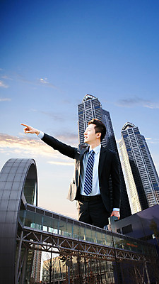 전신 PSD 편집 편집이미지 응시 남자 포즈 비즈니스 하늘 한명 서기 사람 동양인 정장 손짓 빌딩 20대 성인 건물 청춘 도시풍경 한국인 가리킴 도시 비즈니스맨 큼 거인 남자만 남자한명만 성인남자만 청년만 청년남자만 청년남자한명만 성인한명만 성인남자한명만 성인만 이미지편집 1 건축물 시선 옷 컨셉 모션 인종 풍경 청년 직장인 크기 파일형식