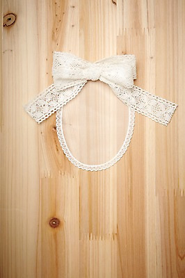 포토 JPG 스튜디오촬영 리본 백그라운드 실내 사람없음 목재 장식 오브젝트 나무판자 국내포토 레이스천 나무 재료 내부 직물 파일형식