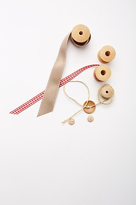 포토 JPG 스튜디오촬영 리본 백그라운드 단추 실내 종류 사람없음 장식 끈 실 오브젝트 타래 국내포토 내부 실타래 파일형식