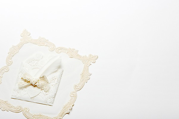 포토 JPG 스튜디오촬영 리본 백그라운드 봉투 편지봉투 실내 사람없음 장식 오브젝트 도일리 국내포토 레이스천 내부 직물 편지 파일형식