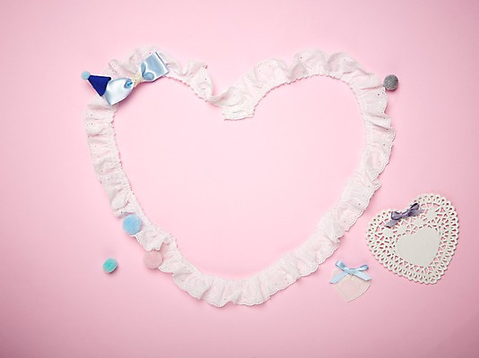 포토 JPG 스튜디오촬영 리본 분홍색 컬러 백그라운드 프레임 실내 틀 사람없음 장식 하트 오브젝트 도일리 국내포토 레이스천 모양 내부 직물 파일형식