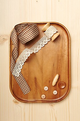 포토 JPG 스튜디오촬영 그릇 식기 접시 리본 백그라운드 단추 쟁반 실내 사람없음 목재 장식 끈 오브젝트 나무판자 타래 국내포토 레이스천 나무 재료 내부 직물 실타래 파일형식