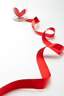포토 JPG 스튜디오촬영 리본 컬러 백그라운드 잔 실내 사람없음 장식 컵 빨간색 하트 끈 오브젝트 국내포토 모양 식기 내부 파일형식