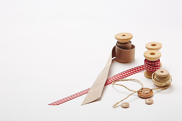 포토 JPG 스튜디오촬영 리본 백그라운드 단추 실내 사람없음 장식 끈 오브젝트 타래 국내포토 내부 실타래 파일형식