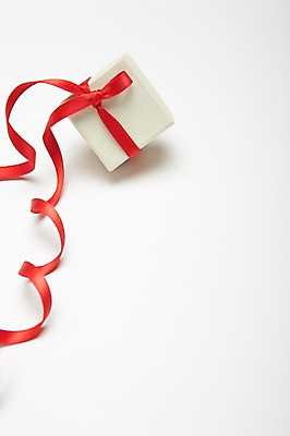 포토 JPG 스튜디오촬영 리본 컬러 백그라운드 실내 선물 사람없음 장식 빨간색 선물상자 상자 끈 오브젝트 국내포토 내부 파일형식