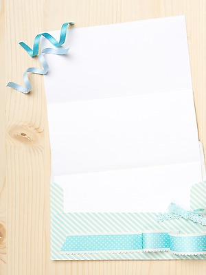 포토 JPG 스튜디오촬영 배너 리본 종이 백그라운드 봉투 편지봉투 안내 사각프레임 프레임 광고판 실내 틀 사람없음 장식 메모지 끈 편지 알림 오브젝트 국내포토 알림판 내부 사각형 사무용품 판 파일형식