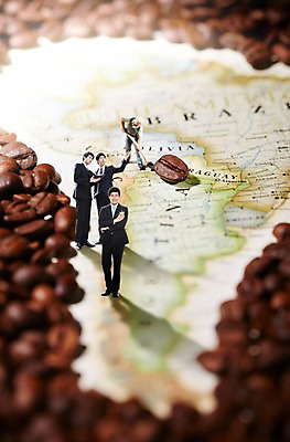 PSD 편집 편집이미지 직업 시선 남자 커피 세계지도 지도 회의 안내 대화 설명 사람 동양인 성인 아웃포커스 세명 30대 청춘 미니어처 피규어 한국인 원두 업무 작업 직장인 비즈니스맨 작업실 낟알 삽 원두커피 남자만 성인남자만 장년만 장년남자만 성인만 이미지편집 음료 컨셉 비즈니스 모션 촬영기법 말하기 인종 장년 세계 모형 파일형식